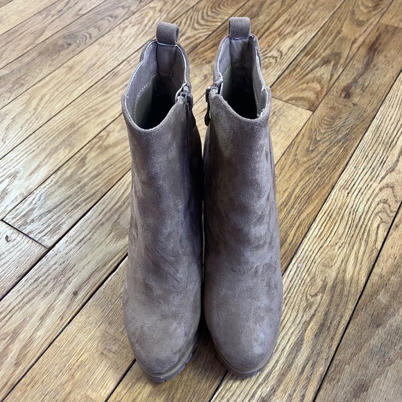 Taupe Suede Lug Sole Chunky Heel Ankle Boots Side Zip Chelsea Style 7 1/2 - Picture 3 of 6